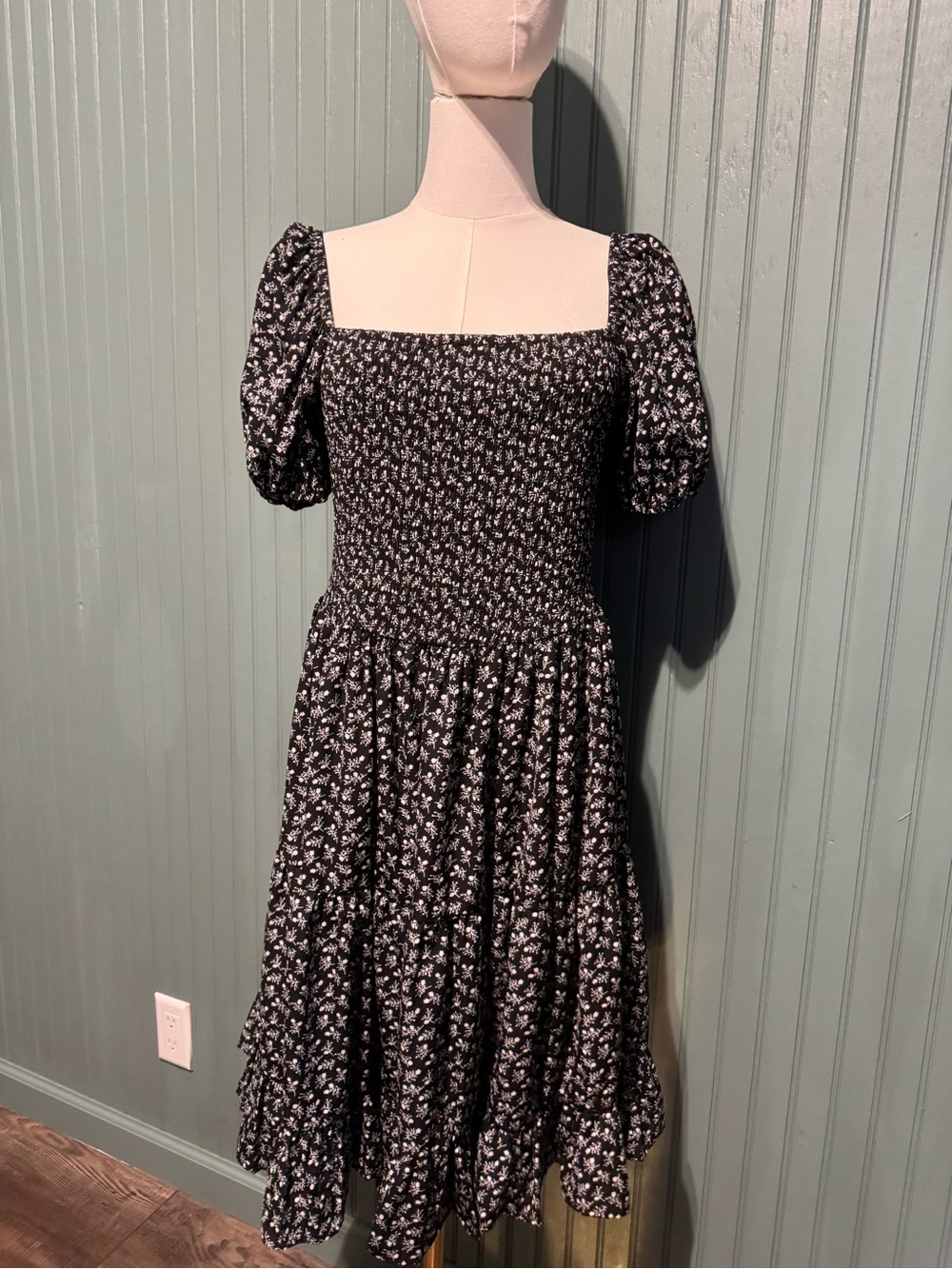 Source Unknown Black Floral Smocked Midi Dress with Puff Sleeves